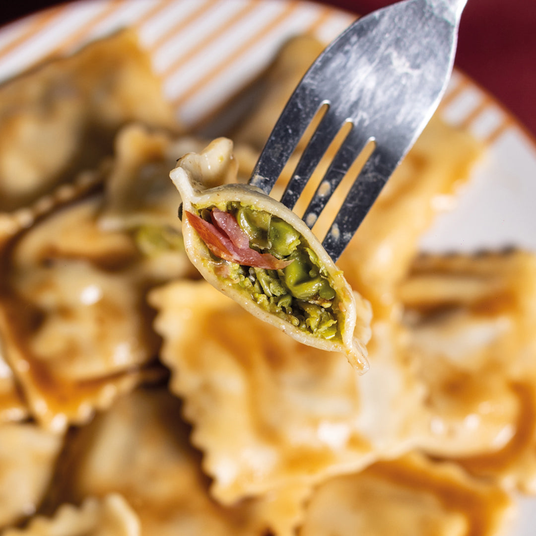 Raviolis petits pois, lardons, oignons, jus de veau