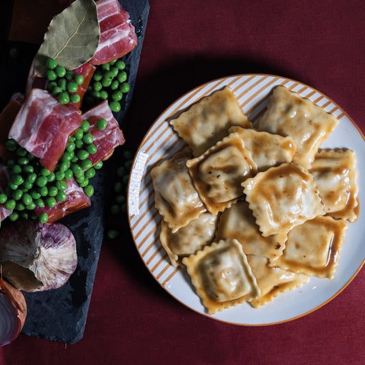Raviolis petits pois, lardons, oignons, jus de veau