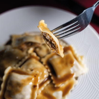 Raviolis de veau, olives vertes, jus de veau